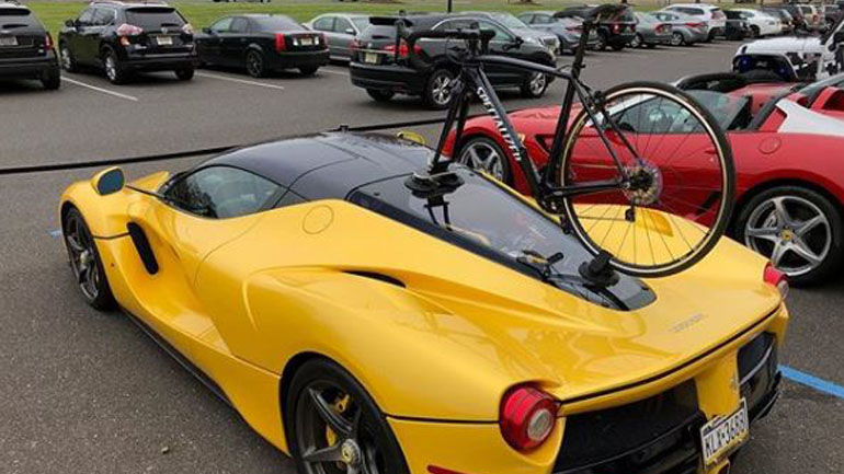 Ποιος είπε ότι στη LaFerrari δεν μπαίνει ποδήλατο;